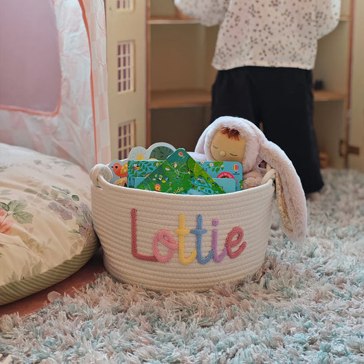Baby Knits™ – Flerfärgad personlig stickad korg