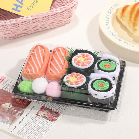 Vaschetta di calzini sushi aperta sul tavolo, sembra sushi da asporto
